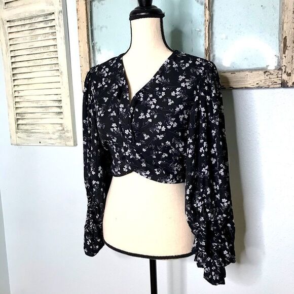 Adorable NWT Long Balloon Sleeve Floral Crop Top - Picture 3 of 11